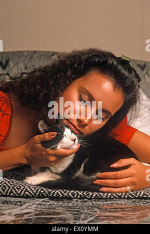 Jeune femme latino-américaine de câliner chaton mâle Banque D'Images