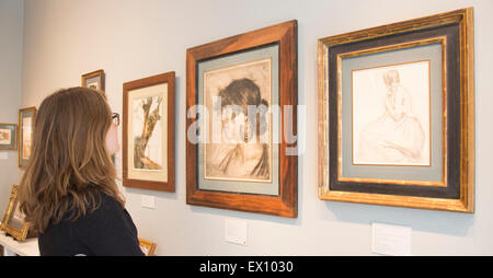 Stephen Ongpin Fine Art. tête de jeune femme de profil (Annunziata) Cirmigniani par Francesco Paolo Michetti et assis une jeune femme tresser ses cheveux, vu de derrière et à la recherche dans un miroir par Edgar Degas. La Semaine de l'Art de Londres 2015 célèbre les richesses exceptionnelles et une expertise inégalée disponible dans les galeries de Mayfair et St. James's. Plus de 40 des plus importantes galeries d'art et trois maisons de vente, y compris une sélection de galeries internationales, présentera un éventail impressionnant de peintures, dessins, sculptures et objets d'art, de l'antiquité au xxe siècle, du 3 au 10 juillet 2 Banque D'Images