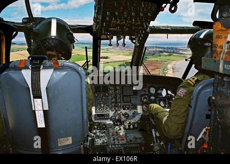 Le poste de pilotage d'un Sea King HU Mk 5 de HMS Gannet Vol SAR de Prestwick sortants Banque D'Images