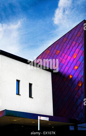 Le Leicestershire Fire Service AC à Birstall est un bâtiment fascinant avec 'ailerons' plaqué dans une multitude de couleurs. Banque D'Images