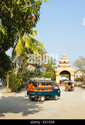 Un wagon chargé de moines Wat Manoran de lecteurs. Luang Prabang, Laos Banque D'Images