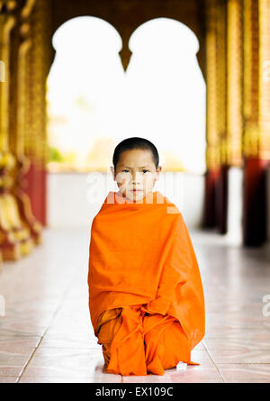 Un portrait d'un enfant de 12 ans moine novice au Wat Manoran. Luang Prabang, Laos Banque D'Images
