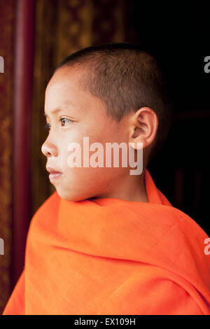 Un portrait d'un enfant de 12 ans moine novice au Wat Manoran Luang Prabang au Laos Banque D'Images