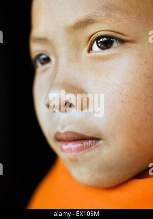 Un portrait d'un enfant de 12 ans moine novice au Wat Manoran. Luang Prabang, Laos Banque D'Images