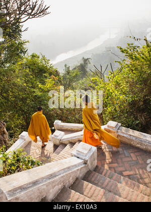 Quelques moines sur l'interdiction en Khamyong côté de Mt. Phou Si. Luang Prabang, Laos. Banque D'Images