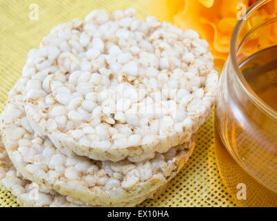 Des biscuits avec du riz sur jaune Banque D'Images