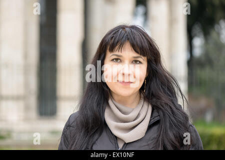 Fille de tourisme à l'Ercules temple, datant du 2e siècle avant J.-C. Plus tard, et peut-être érigée par L. Mummius Achaicus Banque D'Images