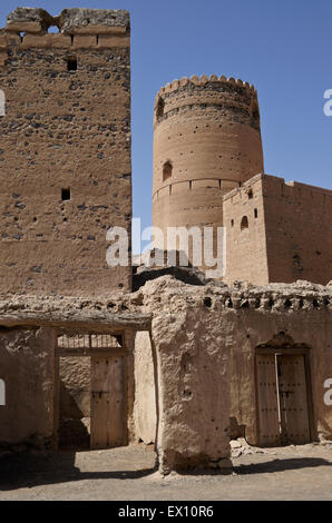 Ruines de mudbrick bâtiments et de guet, Al-Mudayrib, Sultanat d'Oman Banque D'Images