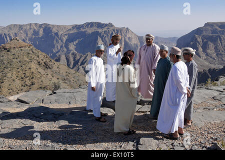 Les hommes, à l'Oman dans le Jebel Akhdar montagnes Hajar, Oman Banque D'Images