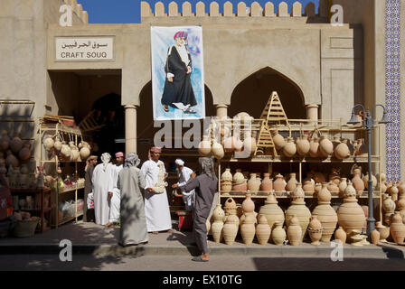 Les hommes omanais avec des pots d'argile pour la vente au marché, Nizwa, Sultanat d'Oman Banque D'Images