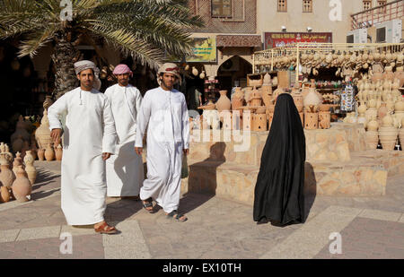 Peuple omanais avec des pots d'argile pour la vente au marché, Nizwa, Sultanat d'Oman Banque D'Images