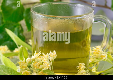 Tasse de thé citron vert décoré de fleurs de citron vert Banque D'Images