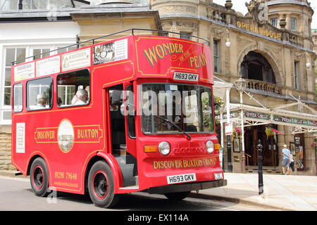 Un 'Victorian' tram, bus de tournée ou à l'extérieur offrant Opéra de Buxton, Buxton, Derbyshire, Angleterre, Royaume-Uni Banque D'Images