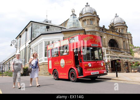 Un 'Victorian' tram, bus de tournée ou à l'extérieur offrant Opéra de Buxton, Buxton, Derbyshire, Angleterre, Royaume-Uni Banque D'Images