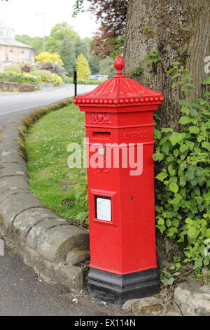 Un pilier rouge victorien fort du type Penfold à Buxton Derbyshire, Angleterre Royaume-uni - dans l'utilisation, 2015 Banque D'Images