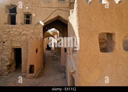 Ruines de mudbrick bâtiments dans l'ancien article d'Al-Hamra, Oman Banque D'Images