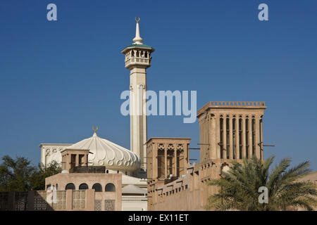 Mosquée et tours à vent en quart de Bastakia vieux Dubai, Émirats Arabes Unis Banque D'Images