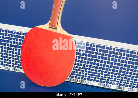 Paddle-tennis de table et net sur une table Banque D'Images