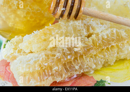 Miel et citron balancier close up sur une table de découpage à la main Banque D'Images