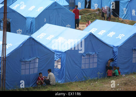 Les réfugiés de Kokang, dans l'Etat Shan du Myanmar, sont observés près de l'China-Myanmar-frontière à la ville frontalière de Nansan, Chine. Banque D'Images