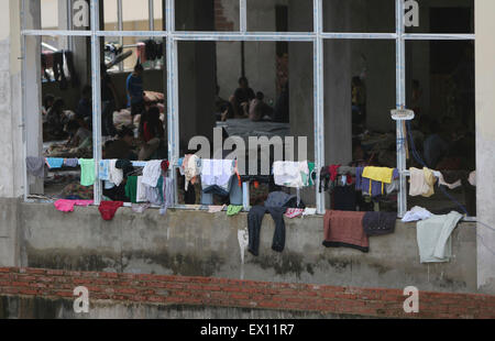 Les réfugiés de Kokang, dans l'Etat Shan du Myanmar, sont observés près de l'China-Myanmar-frontière à la ville frontalière de Nansan, Chine. Banque D'Images