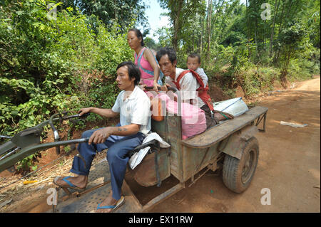 Les réfugiés de Kokang, dans l'Etat Shan du Myanmar, sont observés près de l'China-Myanmar-frontière à la ville frontalière de Nansan, Chine. Banque D'Images