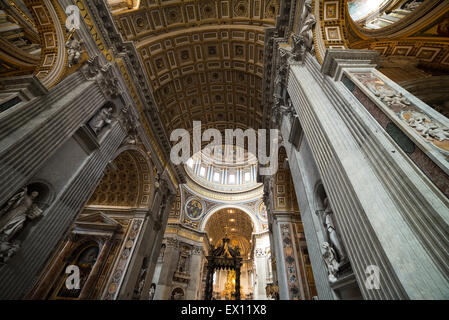 Intérieur de la Basilique Saint Pierre Banque D'Images