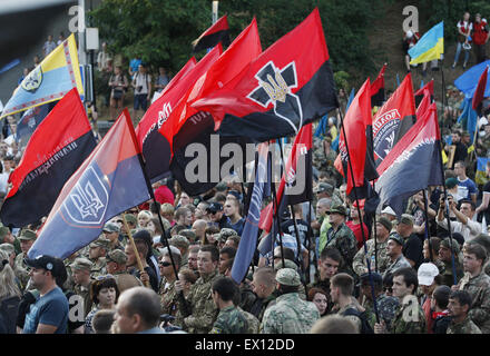 Kiev, Ukraine. 3 juillet, 2015. Membres et sympathisants de droit privé et d'autres partis politiques d'extrême-droite assister à une protestation sur Grushevskogo street à Kiev, Ukraine, 03 juillet 2015. Environ 1 000 militants d'extrême-droite ont assisté à la manifestation, demandant de libérer les prisonniers politiques, de l'disaffirm accords de paix de Minsk et commencer à libérer le territoire ukrainien de séparatistes pro-russes, selon des rapports locaux de l'Ukraine. Crédit : Serg Glovny/ZUMA/ZUMAPRESS.com/Alamy fil Live News Banque D'Images