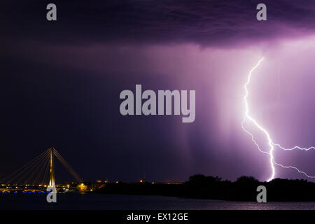 Southport Merseyside UK. 3 juillet, 2015. Les veilleurs météorologiques ont eu droit à un spectaculaire écran éclair sur la Southport Marine Way Bridge, à mesure que les jours des températures chaudes ont été soumis par un violent orage. Credit : Cernan Elias/Alamy Live News Banque D'Images