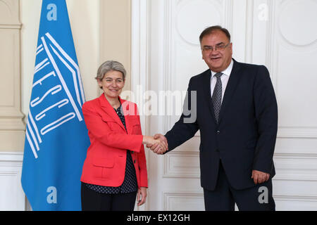 Sarajevo, Bosnie-Herzégovine. 3 juillet, 2015. Le président de la présidence de la Bosnie-Herzégovine (BiH) Mladen Ivanic (R) rencontre avec Irina Bokova, directeur général de l'Organisation des Nations Unies pour l'éducation, la science et la culture (UNESCO) dans le palais présidentiel à Sarajevo, Bosnie-Herzégovine, le 3 juillet 2015. Bokova visites BiH pour marquer le 10e anniversaire de l'entrée du vieux pont et la vieille ville de Mostar dans la Liste du patrimoine mondial de l'UNESCO. © Haris Memija/Xinhua/Alamy Live News Banque D'Images