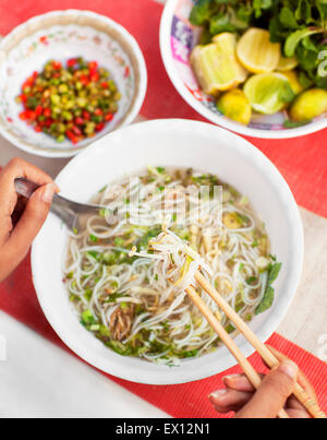 Stand de nouilles au marché du matin ; bol de soupe de nouilles. Luang Prabang, Laos. Banque D'Images