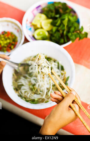 Stand de nouilles au marché du matin ; bol de soupe de nouilles. Luang Prabang, Laos. Banque D'Images