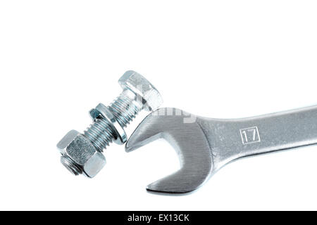 Plan macro sur une clé mixte et le boulon sur blanc Banque D'Images