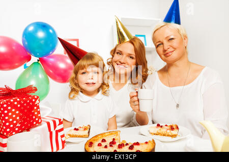 Joyeux anniversaire avec petite fille mère et granny Banque D'Images