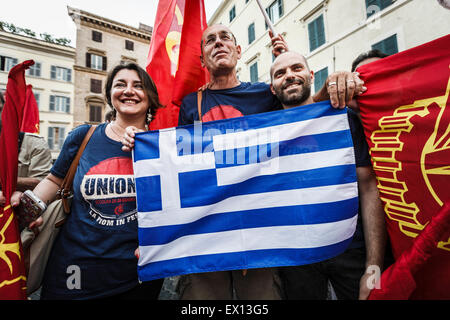 Rome, Italie. 06Th Juillet, 2015. Les manifestants tenir un drapeau grec qu'ils prennent part à une manifestation de soutien "non" lors du prochain référendum grec sur l'Union européenne d'austérité dans Rome. Des milliers de personnes, deux jours avant le référendum grec sur l'Union européenne l'austérité, prendre la rue à Rome pour soutenir le peuple grec dans sa lutte contre la troïka et sa politique d'austérité. Credit : Giuseppe Ciccia/Pacific Press/Alamy Live News Banque D'Images