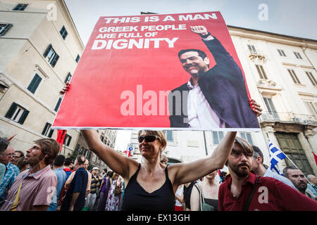 Rome, Italie. 06Th Juillet, 2015. Un des manifestants est titulaire d'une bannière avec la photo de Tsipras alors qu'elle prend part à un rassemblement de soutien à voter "non" lors du prochain référendum grec sur l'Union européenne d'austérité dans Rome. Des milliers de personnes, deux jours avant le référendum grec sur l'Union européenne l'austérité, prendre la rue à Rome pour soutenir le peuple grec dans sa lutte contre la troïka et sa politique d'austérité. Credit : Giuseppe Ciccia/Pacific Press/Alamy Live News Banque D'Images