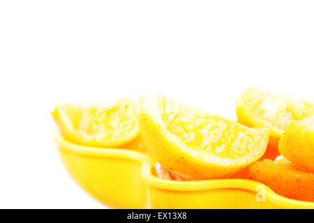Plan Macro sur les tranches de citron dans une plaque en plastique jaune Banque D'Images