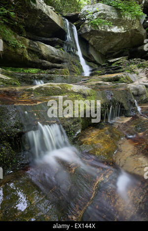 Hidden Falls à hanging Rock State Park de Danbury, Caroline du Nord. Cascade pittoresque Banque D'Images