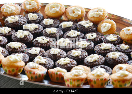 Plan Macro sur un groupe de mini cupcakes chocolat et vanille Banque D'Images