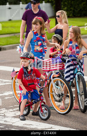 Un groupe d'enfants sur leur bicyclette décorée de drapeaux américains au cours de l'indépendance de l'île de Daniel Day Parade le 3 juillet 2015 à Charleston, Caroline du Sud. Banque D'Images