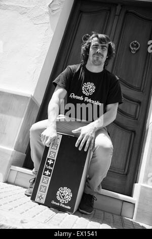 Cajon Flamenco jouant musicial sur une rue andalouse Banque D'Images