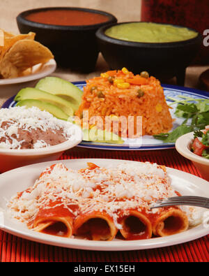 Image du rouge traditionnel mexicain dîner enchiladas Banque D'Images