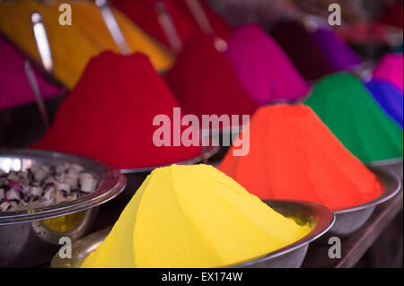 Des piles de couleur poudre indienne bindi dye au marché plein air à Mysore, Inde, rouge, jaune, orange et vert Banque D'Images