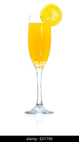 Image du Cocktail Mimosa isolé sur fond blanc Banque D'Images
