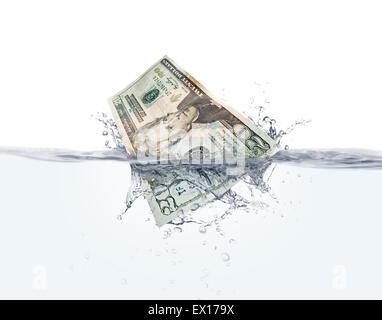 Image de vingt dollars les projections dans l'eau sur fond blanc, très détaillée splash Banque D'Images