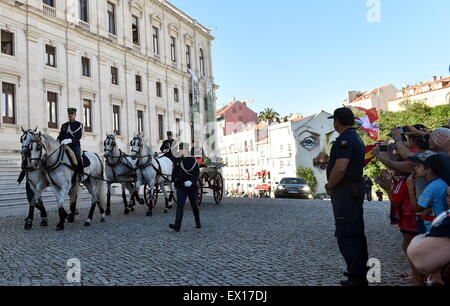 Lisbonne, Portugal. 3 juillet, 2015. Un cercueil portant le reste de joueur de football portugais Eusebio légende est transférée dans le panthéon national de Lisbonne, Portugal, le 3 juillet 2015. Le cercueil d'Eusebio da Silva Ferreira, ancienne légende du football portugais, connu sous le nom de 'Black Panther' a été transféré à le Panthéon national. © Zhang Liyun/Xinhua/Alamy Live News Banque D'Images