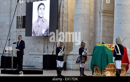 Lisbonne, Portugal. 3 juillet, 2015. Le président portugais Anibal Cavaco Silva (1re L) parle près du cercueil portant le reste de joueur de football portugais Eusebio légende à Lisbonne, Portugal, le 3 juillet 2015. Le cercueil d'Eusebio da Silva Ferreira, ancienne légende du football portugais, connu sous le nom de 'Black Panther' a été transféré à le Panthéon national. © Zhang Liyun/Xinhua/Alamy Live News Banque D'Images