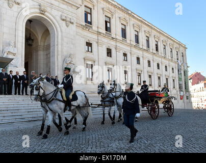 Lisbonne, Portugal. 3 juillet, 2015. Un cercueil portant le reste de joueur de football portugais Eusebio légende est transférée dans le panthéon national de Lisbonne, Portugal, le 3 juillet 2015. Le cercueil d'Eusebio da Silva Ferreira, ancienne légende du football portugais, connu sous le nom de 'Black Panther' a été transféré à le Panthéon national. © Zhang Liyun/Xinhua/Alamy Live News Banque D'Images