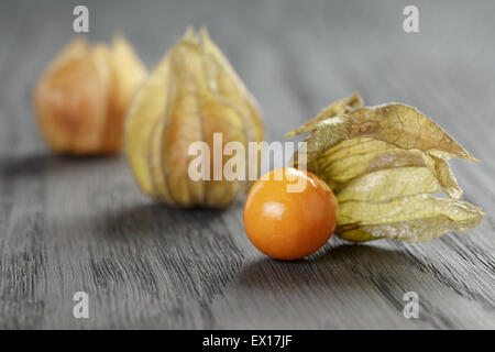 Physalis des fruits sur la table en bois de chêne Banque D'Images