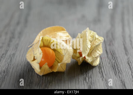 Physalis des fruits sur la table en bois de chêne Banque D'Images